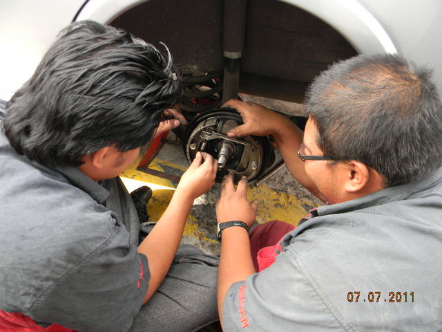 ESCUELA DE MECANICA REPARANDO FRENOS